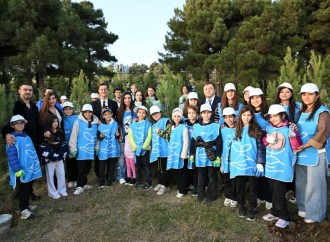 Heydər Əliyev Fondunun vitse-prezidenti Leyla Əliyeva və Bakı Media Mərkəzinin rəhbəri Arzu Əliyevanın iştirakı ilə Bakıda növbəti ağacəkmə aksiyası keçirilib