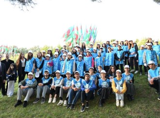 Heydər Əliyev Fondunun vitse-prezidenti Leyla Əliyeva və Bakı Media Mərkəzinin rəhbəri Arzu Əliyevanın iştirakı ilə Bakıda növbəti ağacəkmə aksiyası keçirilib