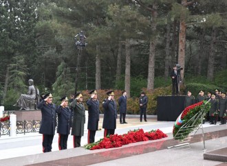 Dövlət və hökumət rəsmiləri Fəxri xiyabanda Ulu Öndər Heydər Əliyevin xatirəsini yad ediblər