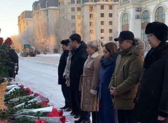 Qazaxstanlılar Azərbaycanın Astanadakı səfirliyinin önünə gül dəstələri düzürlər