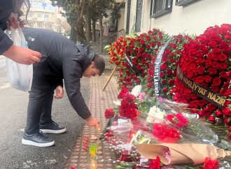 Vətəndaşlarımız AZAL-ın qəzaya uğrayan təyyarəsinin pilotu Aleksandr Kalyaninovun xatirəsini yad edirlər