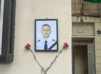 Vətəndaşlarımız AZAL-ın qəzaya uğrayan təyyarəsinin pilotu Aleksandr Kalyaninovun xatirəsini yad edirlər