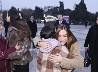 Heydər Əliyev Fondunun vitse-prezidenti Leyla Əliyeva və Bakı Media Mərkəzinin rəhbəri Arzu Əliyeva sərginin açılışında iştirak ediblər