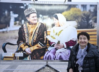 Heydər Əliyev Fondunun vitse-prezidenti Leyla Əliyeva və Bakı Media Mərkəzinin rəhbəri Arzu Əliyeva sərginin açılışında iştirak ediblər
