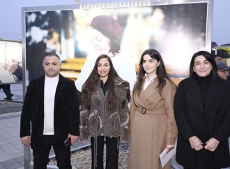 Heydər Əliyev Fondunun vitse-prezidenti Leyla Əliyeva və Bakı Media Mərkəzinin rəhbəri Arzu Əliyeva sərginin açılışında iştirak ediblər