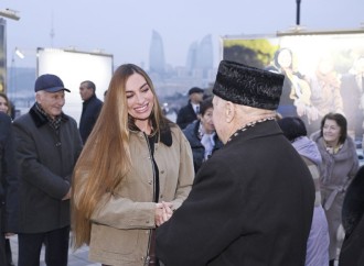 Heydər Əliyev Fondunun vitse-prezidenti Leyla Əliyeva və Bakı Media Mərkəzinin rəhbəri Arzu Əliyeva sərginin açılışında iştirak ediblər
