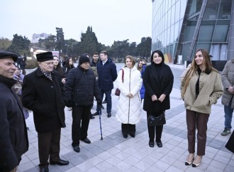 Heydər Əliyev Fondunun vitse-prezidenti Leyla Əliyeva və Bakı Media Mərkəzinin rəhbəri Arzu Əliyeva sərginin açılışında iştirak ediblər