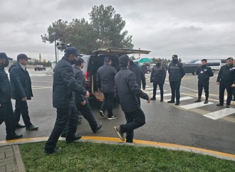 Ekipaj üzvlərinin cənazələri vida mərasimi üçün hava limanına gətirildi