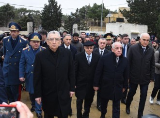 Xalq ekipaj üzvlərinin nəşlərinin dəfni üçün II Fəxri xiyabana axın edir