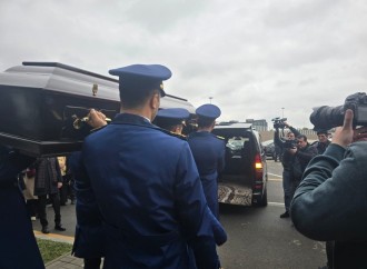Ekipaj üzvləri dəfn üçün II Fəxri xiyabana yola salınır