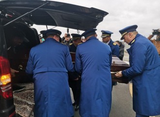 Ekipaj üzvləri dəfn üçün II Fəxri xiyabana yola salınır