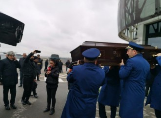 Ekipaj üzvləri dəfn üçün II Fəxri xiyabana yola salınır