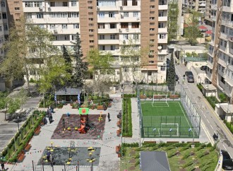 Heydər Əliyev Fondunun vitse-prezidenti Leyla Əliyevanın iştirakı ilə Bakıda 1400-dən çox sakinin yaşadığı həyət abadlaşdırılaraq sakinlərin istifadəsinə verilib