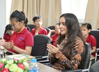 Heydər Əliyev Fondunun vitse-prezidenti Leyla Əliyeva Hanoyda görmə qabiliyyəti məhdud şəxslər üçün məktəbdə olub