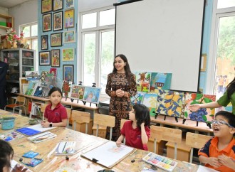 Heydər Əliyev Fondunun vitse-prezidenti Leyla Əliyeva Hanoyda görmə qabiliyyəti məhdud şəxslər üçün məktəbdə olub