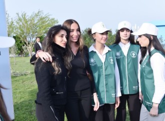 Heydər Əliyev Fondunun vitse-prezidenti Leyla Əliyeva və Arzu Əliyeva Sumqayıtda ağacəkmə aksiyasında iştirak ediblər