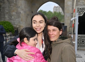 Heydər Əliyev Fondunun vitse-prezidenti Leyla Əliyeva və Bakı Media Mərkəzinin rəhbəri Arzu Əliyeva Beynəlxalq Xalça Festivalını ziyarət ediblər