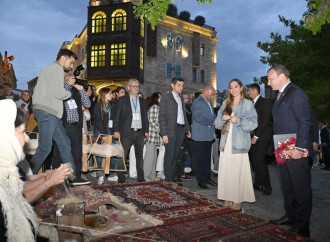 Heydər Əliyev Fondunun vitse-prezidenti Leyla Əliyeva və Bakı Media Mərkəzinin rəhbəri Arzu Əliyeva Beynəlxalq Xalça Festivalını ziyarət ediblər