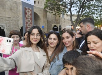 Heydər Əliyev Fondunun vitse-prezidenti Leyla Əliyeva və Bakı Media Mərkəzinin rəhbəri Arzu Əliyeva Beynəlxalq Xalça Festivalını ziyarət ediblər