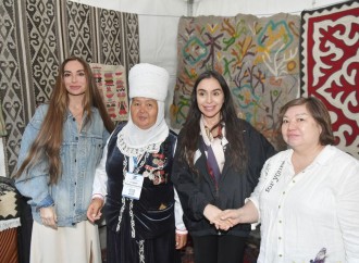 Heydər Əliyev Fondunun vitse-prezidenti Leyla Əliyeva və Bakı Media Mərkəzinin rəhbəri Arzu Əliyeva Beynəlxalq Xalça Festivalını ziyarət ediblər