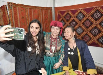Heydər Əliyev Fondunun vitse-prezidenti Leyla Əliyeva və Bakı Media Mərkəzinin rəhbəri Arzu Əliyeva Beynəlxalq Xalça Festivalını ziyarət ediblər