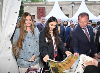 Heydər Əliyev Fondunun vitse-prezidenti Leyla Əliyeva və Bakı Media Mərkəzinin rəhbəri Arzu Əliyeva Beynəlxalq Xalça Festivalını ziyarət ediblər