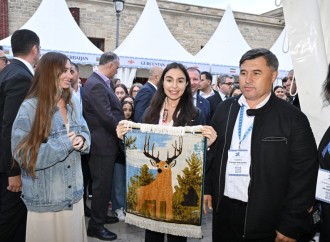 Heydər Əliyev Fondunun vitse-prezidenti Leyla Əliyeva və Bakı Media Mərkəzinin rəhbəri Arzu Əliyeva Beynəlxalq Xalça Festivalını ziyarət ediblər