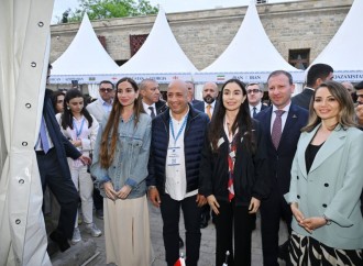 Heydər Əliyev Fondunun vitse-prezidenti Leyla Əliyeva və Bakı Media Mərkəzinin rəhbəri Arzu Əliyeva Beynəlxalq Xalça Festivalını ziyarət ediblər