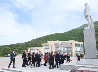 Türk Mədəniyyəti və İrsi Fondu Bəxtiyar Vahabzadənin yubiley tədbirində iştirak edib