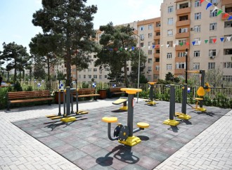 Heydər Əliyev Fondunun vitse-prezidenti Leyla Əliyevanın iştirakı ilə “Bizim həyət” layihəsi çərçivəsində yenilənmiş növbəti həyət sakinlərin istifadəsinə verilib