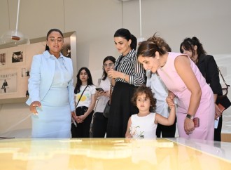 Heydər Əliyev Fondunun vitse-prezidenti Leyla Əliyeva və Arzu Əliyeva Çin dili kurslarının iştirakçılarına sertifikatlar təqdim ediblər