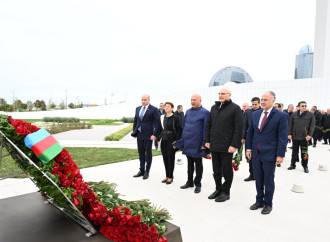 Dövlət və hökumət rəsmiləri Zəfər parkını ziyarət edirlər