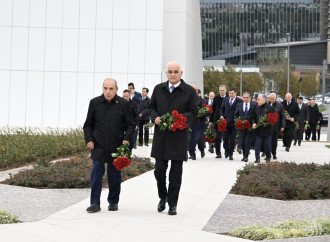 Dövlət və hökumət rəsmiləri Zəfər parkını ziyarət edirlər