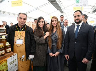 Heydər Əliyev Fondunun vitse-prezidenti Leyla Əliyeva və Bakı Media Mərkəzinin rəhbəri Arzu Əliyeva arıçılıq məhsullarının sərgi-satış yarmarkasını ziyarət ediblər
