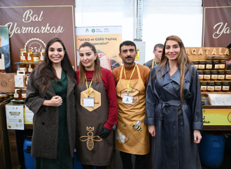 Heydər Əliyev Fondunun vitse-prezidenti Leyla Əliyeva və Bakı Media Mərkəzinin rəhbəri Arzu Əliyeva arıçılıq məhsullarının sərgi-satış yarmarkasını ziyarət ediblər