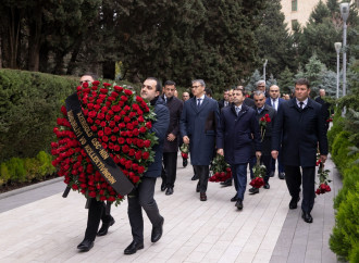 "AzerGold" QSC və törəmə şirkətlərinin kollektivi Ümummilli Lider Heydər Əliyevin məzarını ziyarət edib