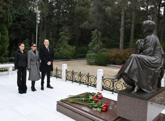 Prezident İlham Əliyev və Birinci xanım Mehriban Əliyeva Ümummilli Lider Heydər Əliyevin məzarını ziyarət ediblər