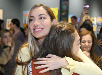Bakı Media Mərkəzinin rəhbəri Arzu Əliyeva və Alena Əliyeva “Rənglərdə yaşanan 10 il” mövzusunda keçirilən sərgidə iştirak ediblər