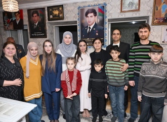 Heydər Əliyev Fondunun vitse-prezidenti Leyla Əliyeva və Alena Əliyeva Gəncə Memorial Kompleksini və Milli Qəhrəman Natiq Qasımovun ailəsini ziyarət ediblər