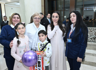 Heydər Əliyev Fondunun vitse-prezidenti Leyla Əliyeva və Alena Əliyeva Gəncə Dövlət Dram Teatrında “İsi və Piti” animasiya serialının premyerasında olublar