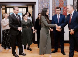 Heydər Əliyev Fondunun vitse-prezidenti Leyla Əliyeva Şuşa məscidi üçün hazırlanan dairəvi əl xalçasının kəsilməsi mərasimində iştirak edib