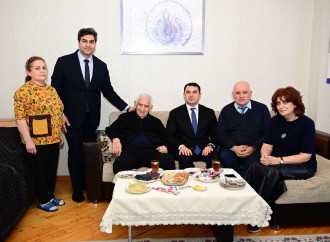 Xalq şairi Nəriman Həsənzadə yubileyi münasibətilə evində ziyarət olunub