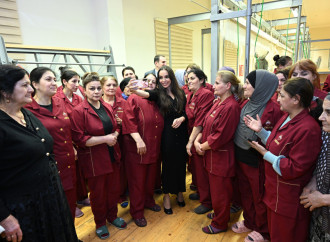 Heydər Əliyev Fondunun vitse-prezidenti Leyla Əliyeva “Azərxalça” ASC-nin Şuşa məscidi üçün hazırladığı növbəti xalçalarının kəsim mərasimində iştirak edib