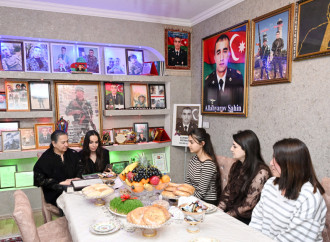 Heydər Əliyev Fondunun vitse-prezidenti Leyla Əliyeva Vətən Müharibəsi Qəhrəmanı Şahin Allahyarovun ailəsini ziyarət edib
