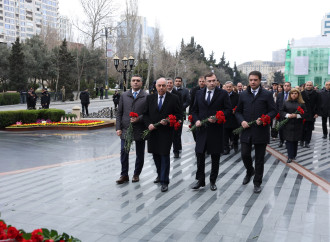 Maliyyə Nazirliyinin kollektivi Xocalı faciəsi qurbanlarının xatirəsini anıb