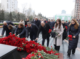 Maliyyə Nazirliyinin kollektivi Xocalı faciəsi qurbanlarının xatirəsini anıb