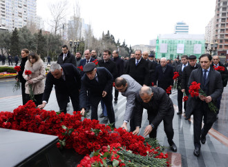 Maliyyə Nazirliyinin kollektivi Xocalı faciəsi qurbanlarının xatirəsini anıb