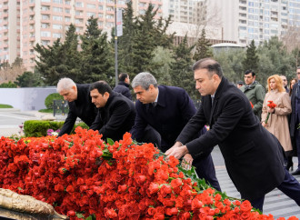 Əmək və Əhalinin Sosial Müdafiəsi Nazirliyinin kollektivi “Ana harayı” abidəsini ziyarət edib