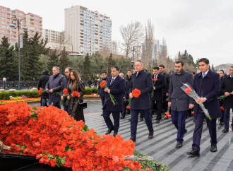 Əmək və Əhalinin Sosial Müdafiəsi Nazirliyinin kollektivi “Ana harayı” abidəsini ziyarət edib