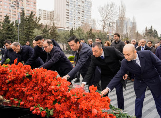 Əmək və Əhalinin Sosial Müdafiəsi Nazirliyinin kollektivi “Ana harayı” abidəsini ziyarət edib